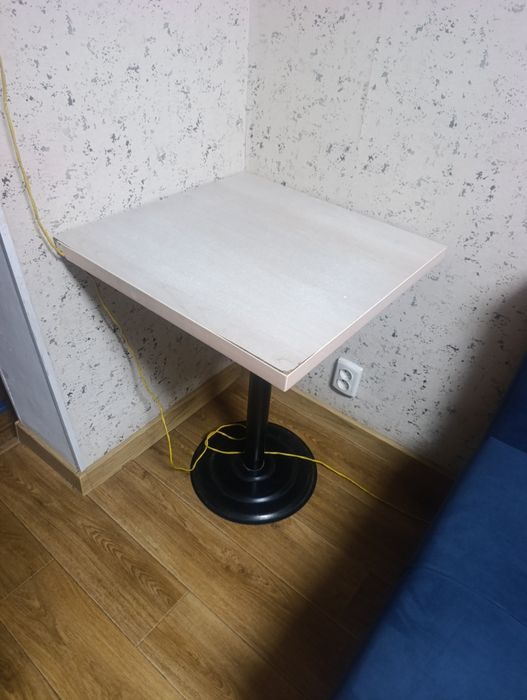 Столик 60*60, с небольшим деффектом