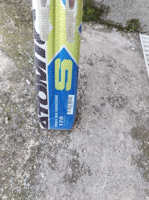 Vând schiuri atomic