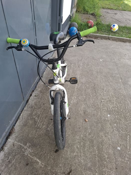 Vand bicicleta pentru copii cu varsta cuprinsa intre 5-10 ani