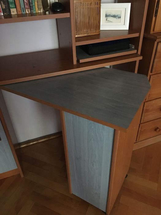 Biblioteca cu birou integrat