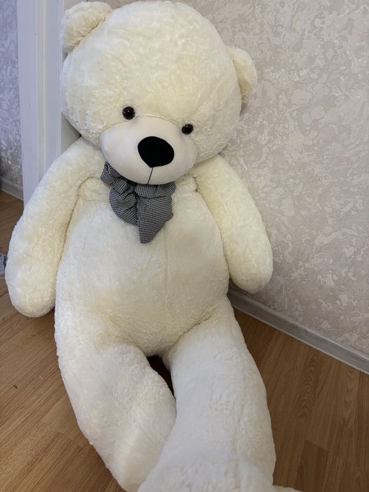 Белый большой мишка, примерно 1,80 метров