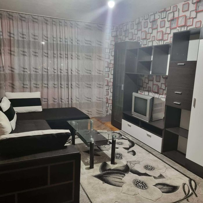 Отдава се под наем просторен тристаен апартамент – Центъ