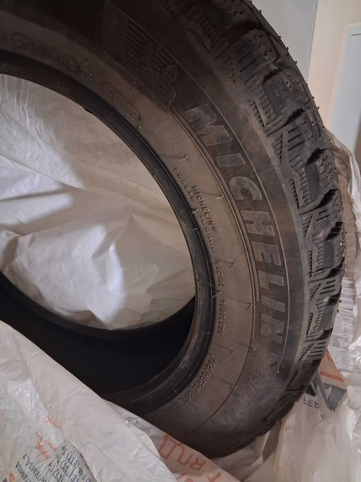 Продам зимние шипованные шины Michelin 195/65R15 95T