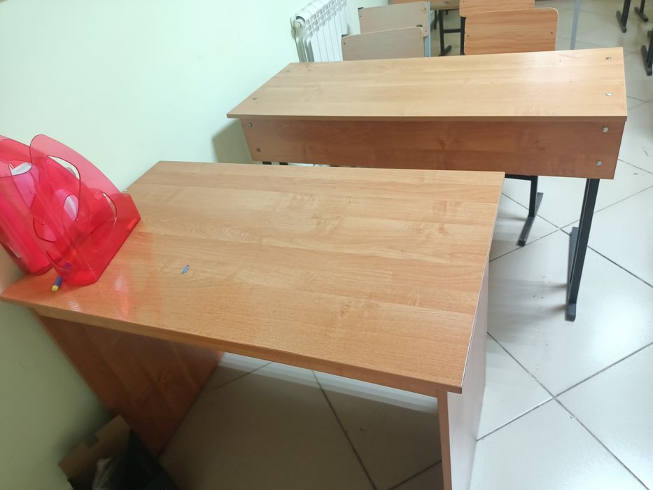 Парта продаётся вместе со стулом. Цена — 10 000 тенге.