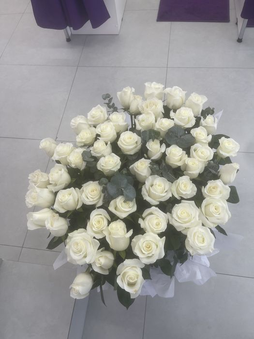 свежие белые розы