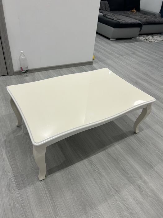 Masă de cafea din lemn masiv – model elegant, formă deosebită