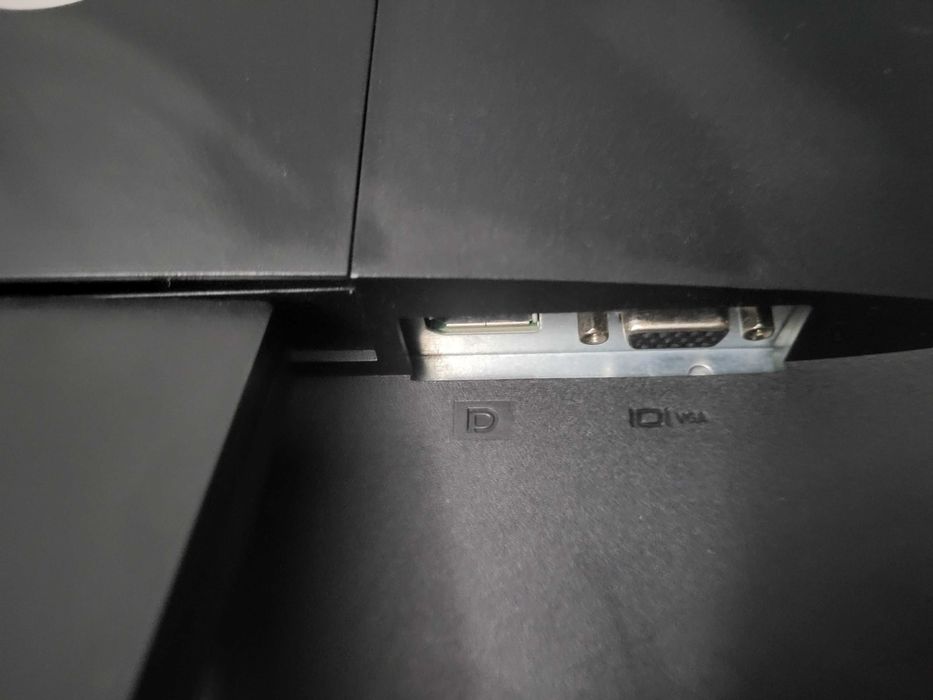 Monitor Dell HD cu mufa VGA si DVI