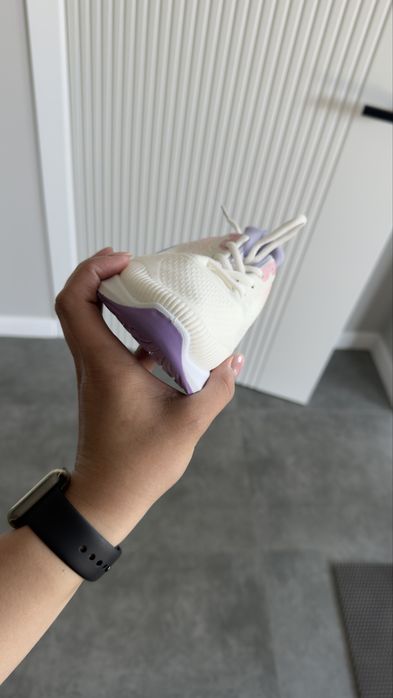 Продам женские  Кроссовки