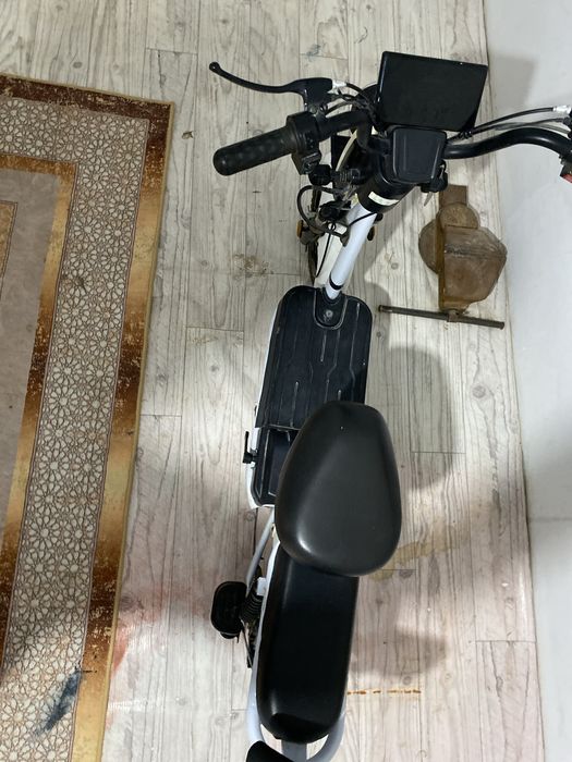 Скутер белый в нормальном состаяние