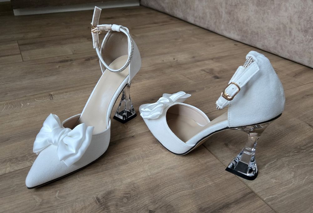 Бели обувки на ток