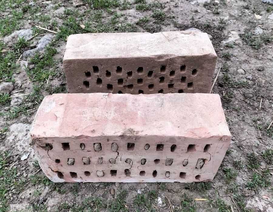 Vând cărămidă cu dimensiunea de 30 /15 /9