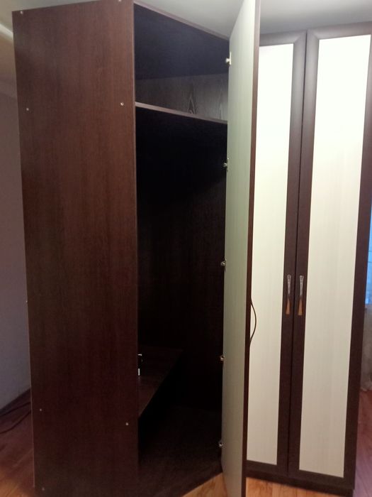 Шкаф угловой продам.