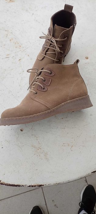 Продавам нови боти- набил 37 номер