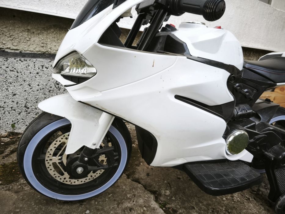 Бял електрически детски мотор