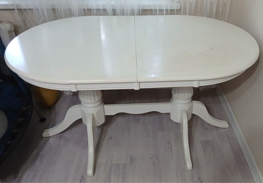 Продам стол и 4 стула.