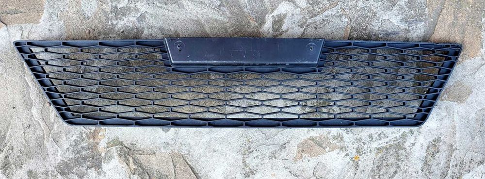 Grila Centrala Inferioara Ornament Spoiler Bara Fata S Leon 1P0853667C