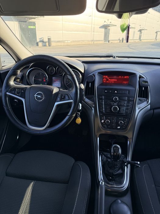 Vând Opel Astra J Sports Tourer