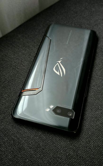 Asus rog Phone 2 model ZS660KL
