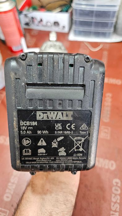Продавам безчетков ударен гайковерт 1/2 DEWALT DCF900 1898Nm с 1бр. 5Ah батерия , зарядно и куфар с оставаща гаранция 2 години