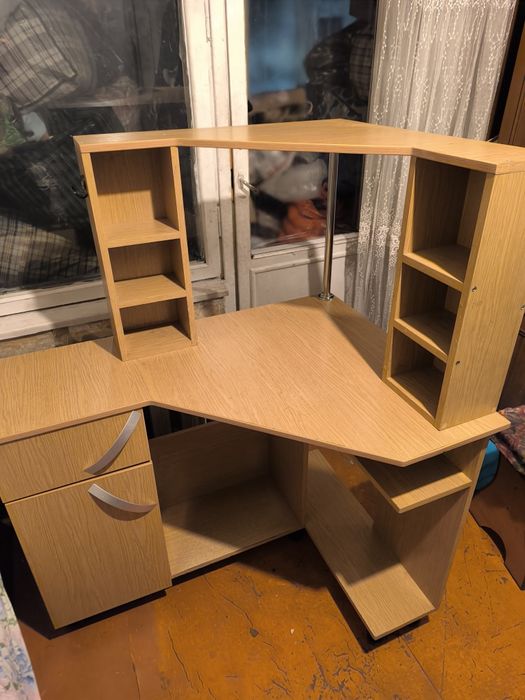 Продам стол компьютерный