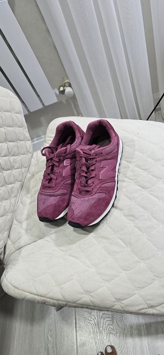 Кроссовки женские