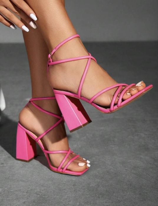 Розови сандали с ток
