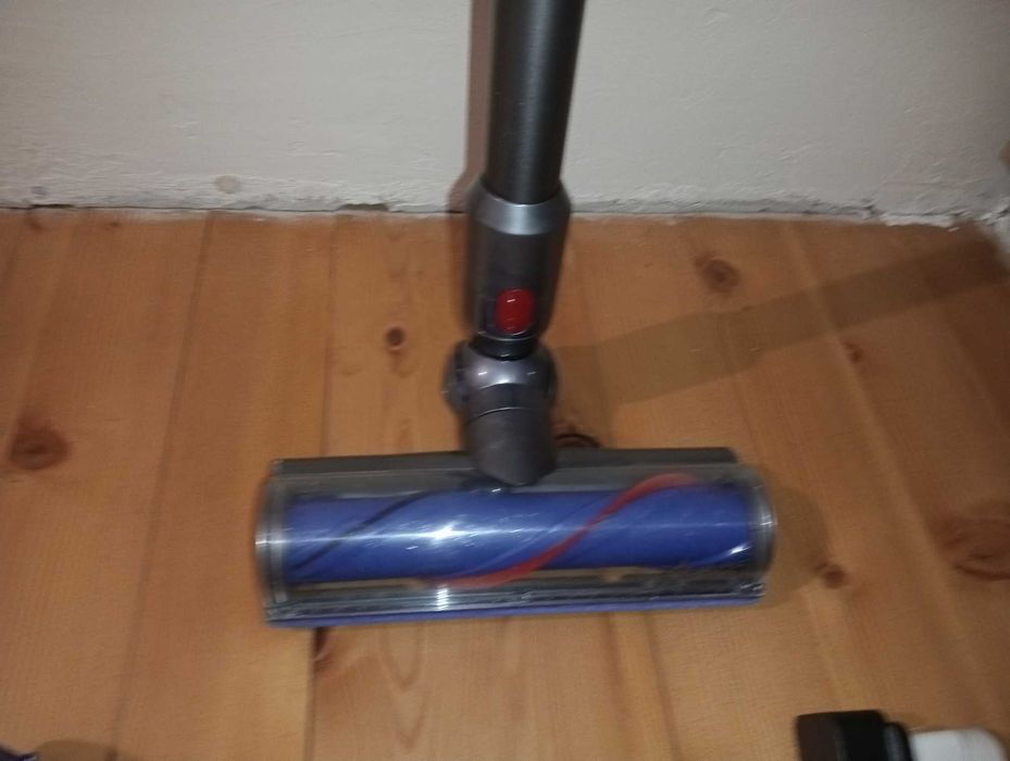 Много добра прахосмукачка Dyson V8 с нова батерия и аксесоари