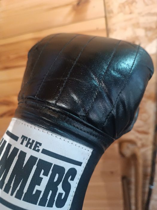 Боксови ръкавици... Уредни.