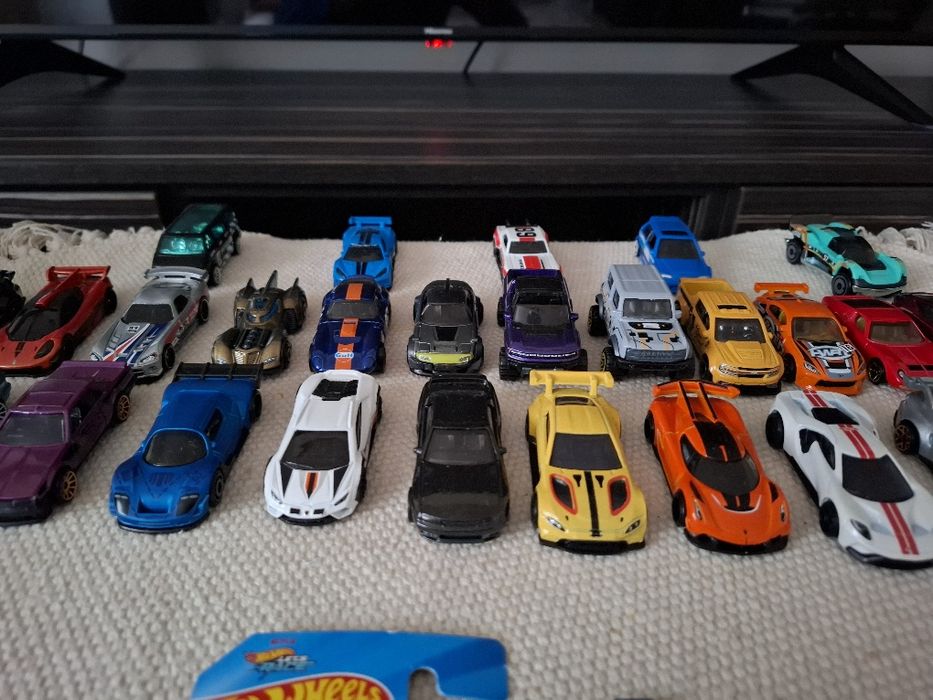 Vand colecție medie de mașinuțe hotwheels
