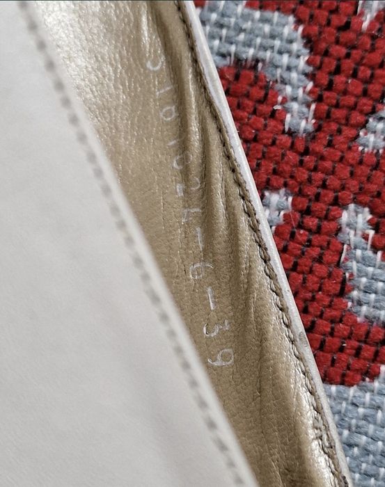 Босоножки из кожи.39 размер.в нормальном состояниИ. Впереди нос узкий