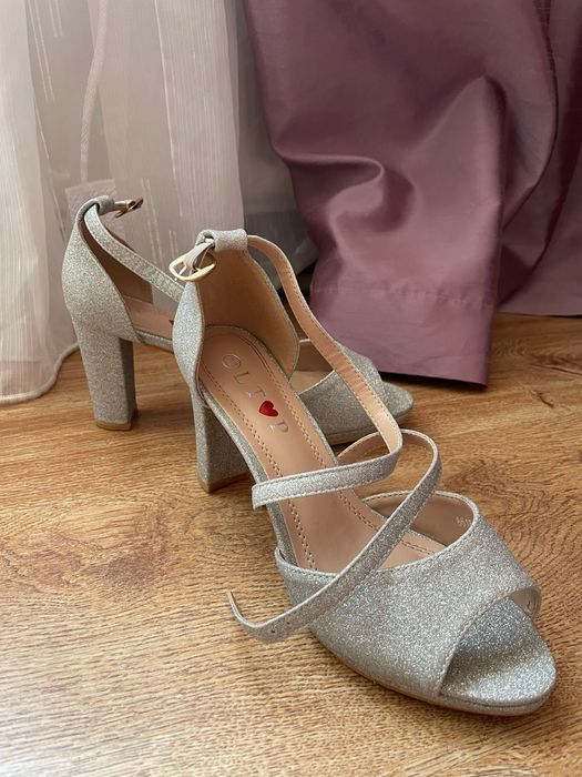 Високи обувки в сребристо