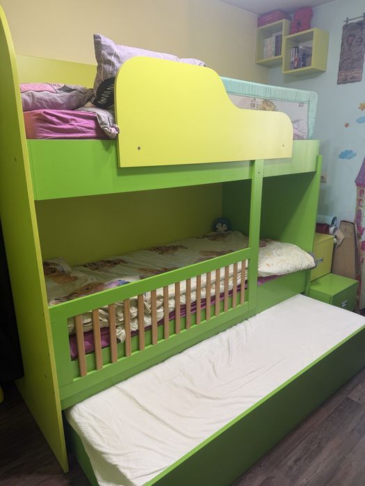 Триетажно легло и мебели за детска стая