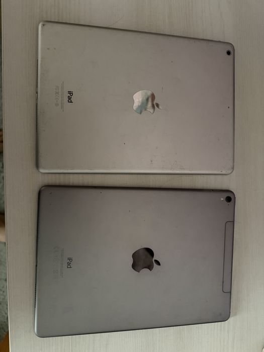 Vand doua ipad pentru piese