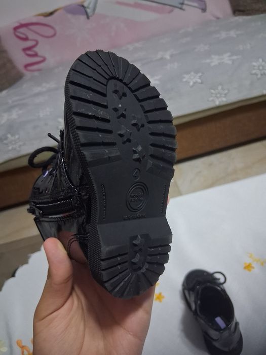 Vand ghetuțe pentru bebeluși