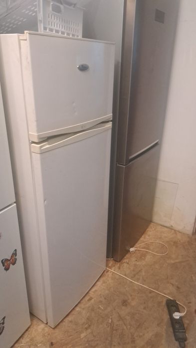 Vând  frigider cu congelator