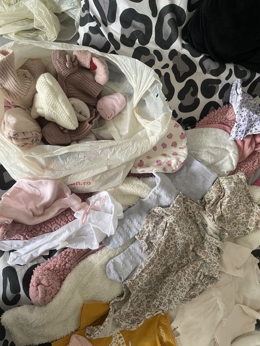 Lot haine aprox 40 piese, stare buna, 56-62 cm bebe 1-6 luni vedeti pozele