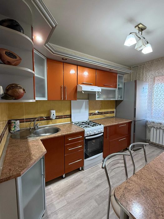 Продам 3 ком район школы милиции, ФМЛ, КЖБИ