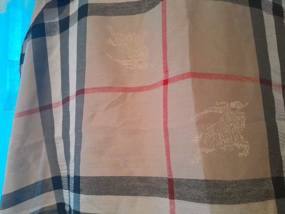 Оригинален кашмирен шал на BURBERRY