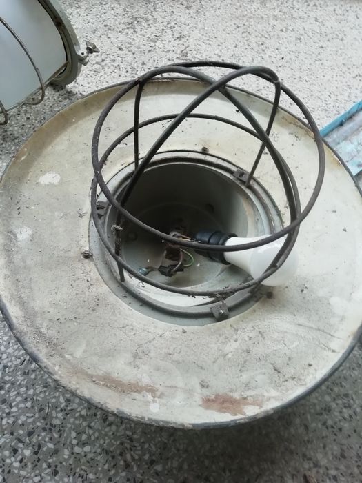 Лампа с шапка от бомбубежище