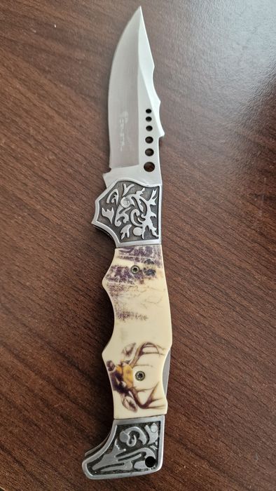 Briceag vânătoare cu gravura de cerb