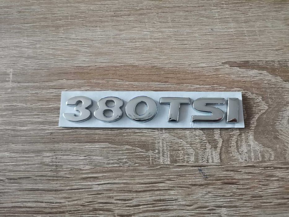 сребриста емблема Volkswagen 380 TSI