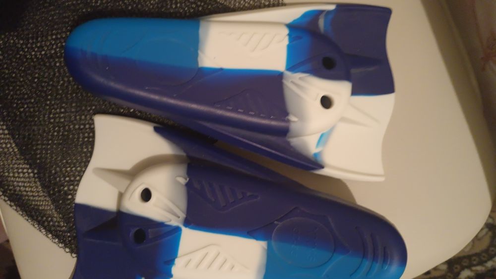 Продаются ласты.