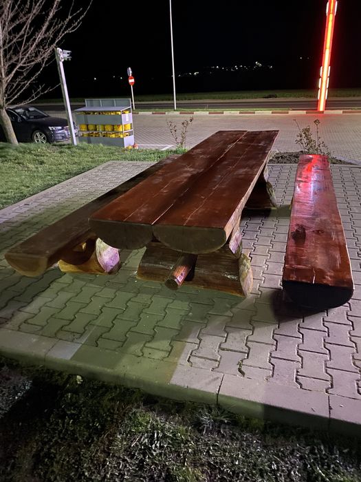 Vând masa de lemn masiv pentru terasa cu banci