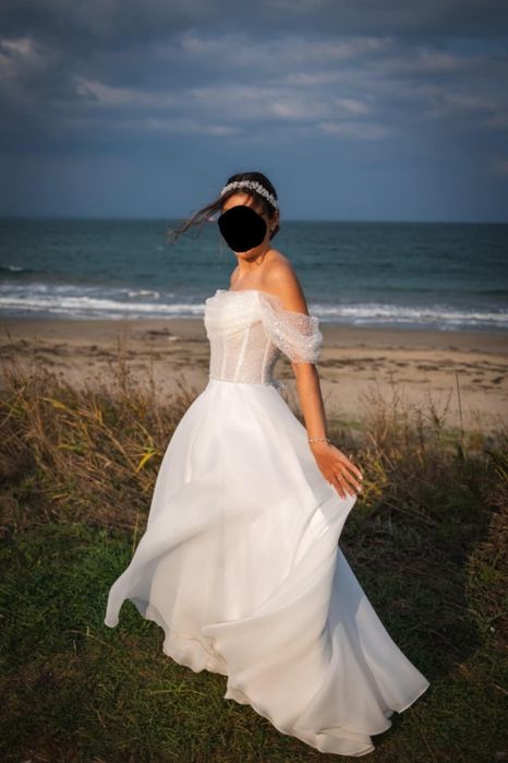 Сватбена рокля с паднали рамене