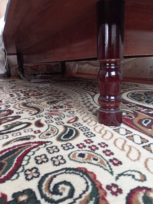 Большой красивый уютный стол для вашей гостиной