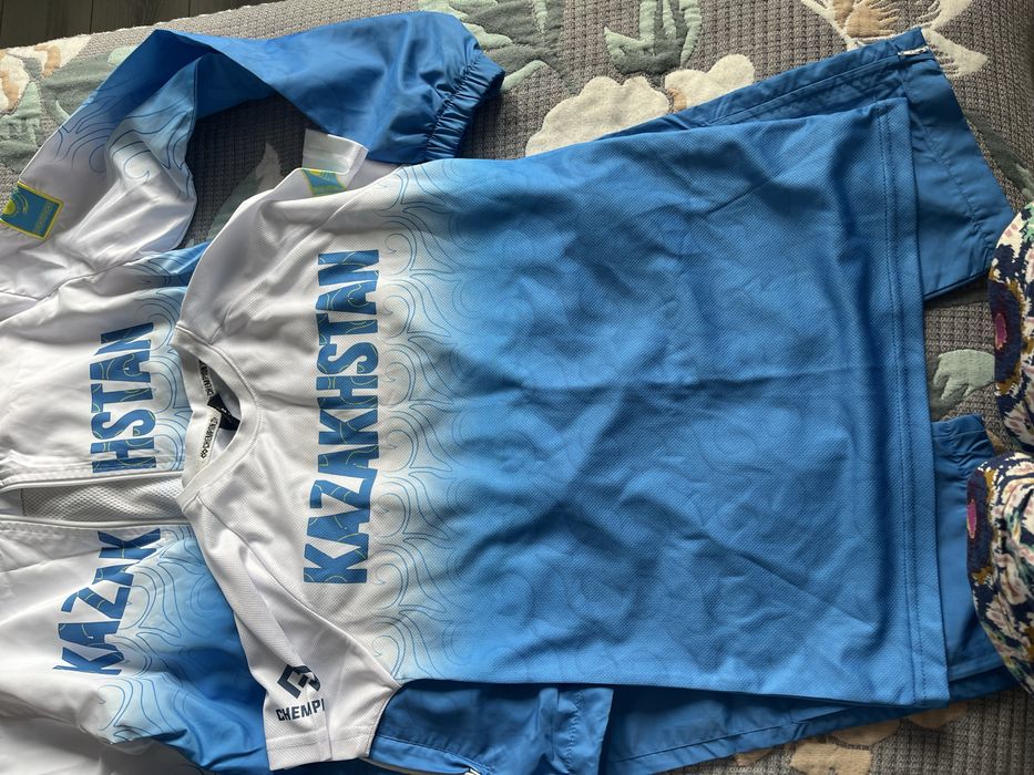 Продам спортивный костюм