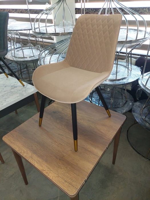 Трапезен стол в два цвята