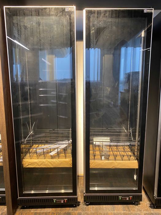 Vitrină refrigerare verticală cu o ușă sticlă