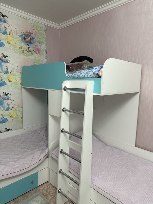 трехъярусная детская кровать