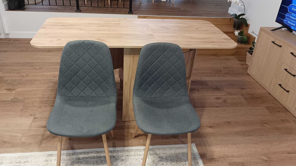 Разтегателна маса със столове